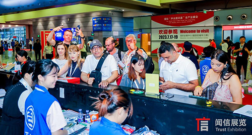 喜報！今天盛大開幕！首日到場觀眾破萬！快來圍觀！